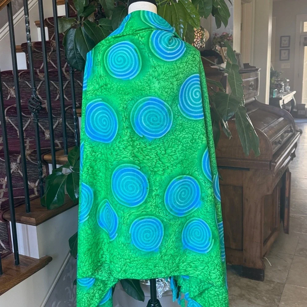 SCARF/WRAP ladies, vibrant, green and blue with tassels excellent condition